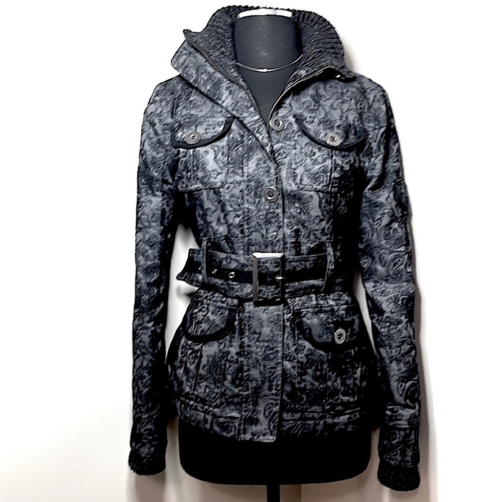 NWOT black and grey vine print coat with waist belt. 3 pockets❣️